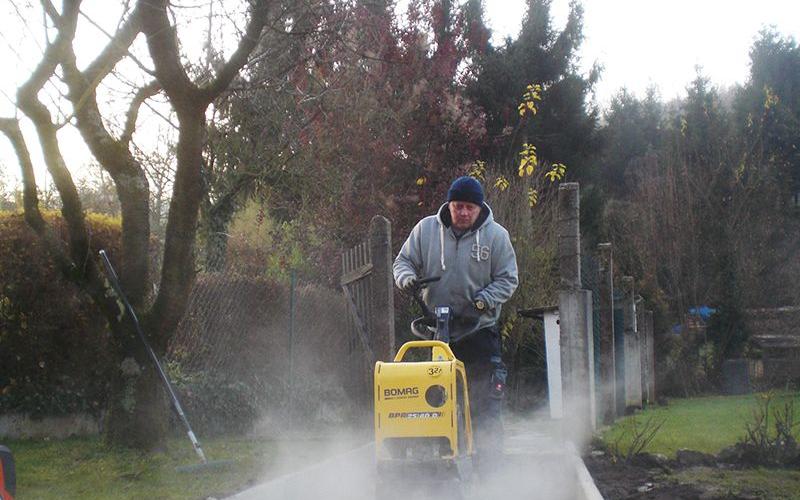 Pflasterarbeit in einem Garten