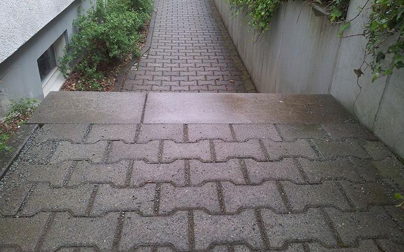 Pflasterarbeit an Treppenstufen