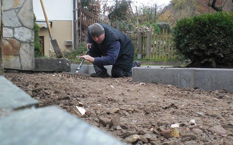 Pflasterarbeit in einem Garten