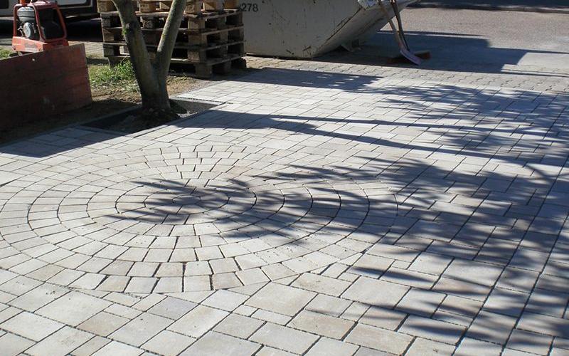 Parkplatz mit eingelassenem Ornament