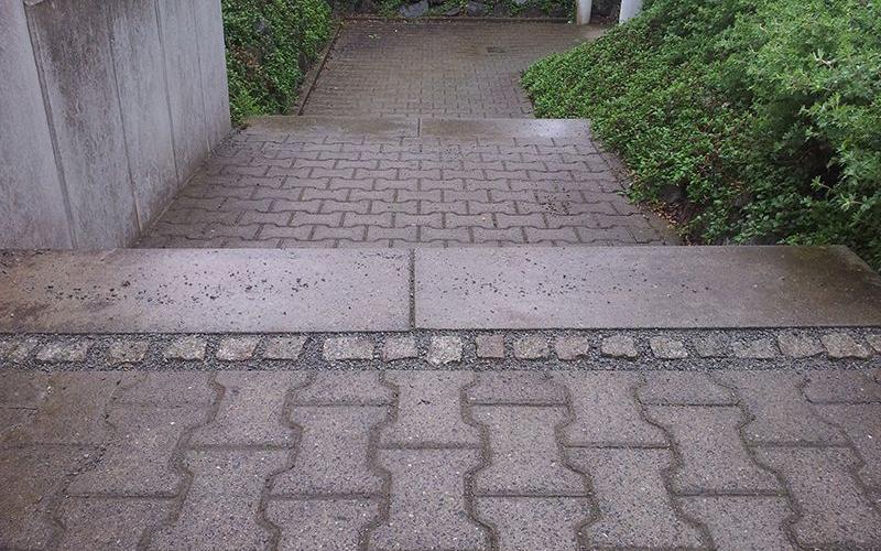 Pflasterarbeit an Treppenstufen