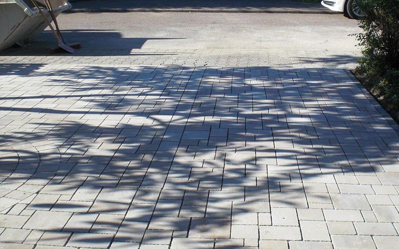 Parkplatz mit eingelassenem Ornament