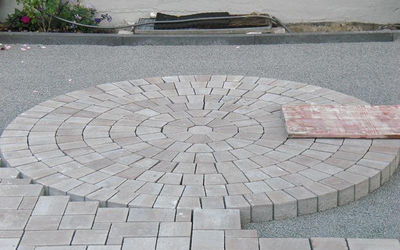 Parkplatz mit eingelassenem Ornament