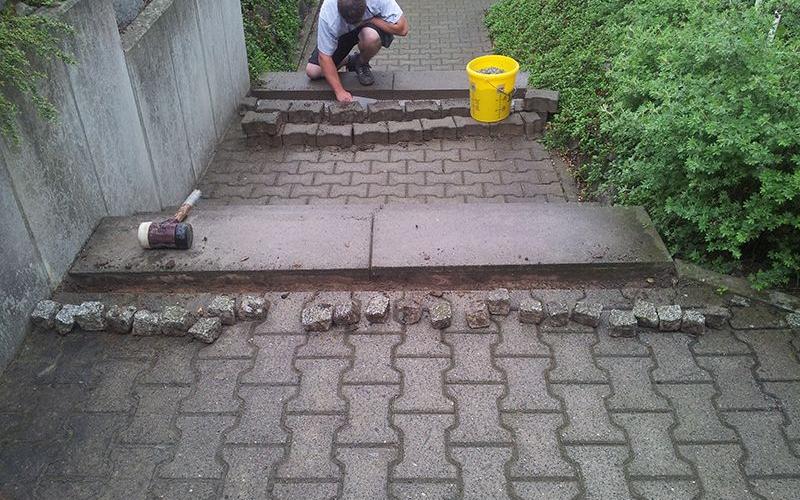 Pflasterarbeit an Treppenstufen