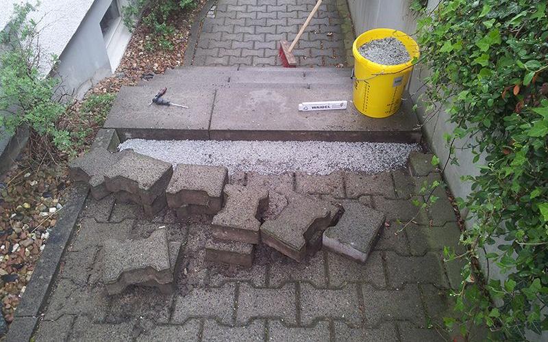 Pflasterarbeit an Treppenstufen