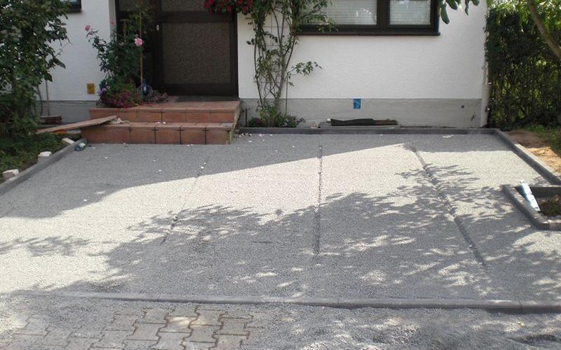 Parkplatz mit eingelassenem Ornament